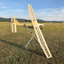 Laden Sie das Bild in den Galerie-Viewer, „Amigo XL RC Segelflugzeug – Bausatz aus Holz mit 2800 mm Spannweite (Best.-Nr. 4230)“
„RC glider Amigo XL – 2800mm wingspan wooden sailplane kit by aero-naut“
„Balsa RC Segler Amigo XL für Thermikflüge – ideal für erfahrene Modellbauer“
„Classic retro RC glider – Amigo XL kit with large wingspan“