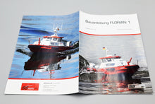 Laden Sie das Bild in den Galerie-Viewer, Feuerlöschboot Florian 1 Best.-Nr. 2140 – Hochwertiges Modell eines Feuerlöschbootes im Detail, perfekt für Modellbau-Enthusiasten und Sammler. Das Florian 1 Modell besticht durch präzise Nachbildung und funktionierende Details wie bewegliche Wasserwerfer. Ideal für den Einsatz im Modellbau und als Display-Modell. Perfekt für alle, die ein realitätsnahes und funktionelles Feuerlöschboot suchen. Besonders gut geeignet für RC-Modellbau und Feuerwehr-Fans. Robust und langlebig, ideal für Freizeit und Sammlunge