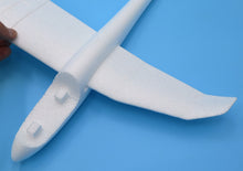 Laden Sie das Bild in den Galerie-Viewer, Mini Discus 2c Wurfgleiter Best.-Nr. 4216 – hochwertiger und stabiler Wurfgleiter für Anfänger und Fortgeschrittene. Perfekt für den Einstieg in den Modellflug, leicht zu werfen und gut steuerbar. Ideal für Freizeitspaß im Freien, bietet eine hervorragende Flugperformance und lange Flugzeiten. Kompakte Größe, robustes Design und einfaches Handling machen den Mini Discus 2c zum perfekten Modellflugzeug für Einsteiger und Modellflugbegeisterte. Perfekt für Kinder, Jugendliche und Erwachsene, die den Flugspaß