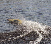 Laden Sie das Bild in den Galerie-Viewer, Tiburón Rennboot (Baukastenversion), Best.-Nr. 2145. Detaillierter Bausatz für ein leistungsstarkes RC-Modellboot. Jetzt online bestellen und dein Traumboot bauen! Hochwertiger Bausatz für ein schnelles Rennboot
Detailliertes Design für beste Performance auf dem Wasser
Individueller Aufbau für maximale Kreativität