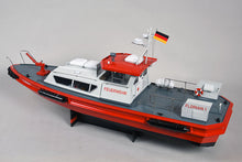 Laden Sie das Bild in den Galerie-Viewer, Feuerlöschboot Florian 1 Best.-Nr. 2140 – Hochwertiges Modell eines Feuerlöschbootes im Detail, perfekt für Modellbau-Enthusiasten und Sammler. Das Florian 1 Modell besticht durch präzise Nachbildung und funktionierende Details wie bewegliche Wasserwerfer. Ideal für den Einsatz im Modellbau und als Display-Modell. Perfekt für alle, die ein realitätsnahes und funktionelles Feuerlöschboot suchen. Besonders gut geeignet für RC-Modellbau und Feuerwehr-Fans. Robust und langlebig, ideal für Freizeit und Sammlunge
