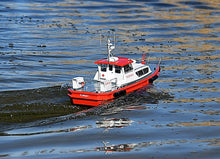 Laden Sie das Bild in den Galerie-Viewer, Feuerlöschboot Florian 1 Best.-Nr. 2140 – Hochwertiges Modell eines Feuerlöschbootes im Detail, perfekt für Modellbau-Enthusiasten und Sammler. Das Florian 1 Modell besticht durch präzise Nachbildung und funktionierende Details wie bewegliche Wasserwerfer. Ideal für den Einsatz im Modellbau und als Display-Modell. Perfekt für alle, die ein realitätsnahes und funktionelles Feuerlöschboot suchen. Besonders gut geeignet für RC-Modellbau und Feuerwehr-Fans. Robust und langlebig, ideal für Freizeit und Sammlunge
