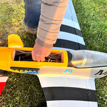 Laden Sie das Bild in den Galerie-Viewer, P-51D Mustang Balsabausatz Best.-Nr. 6275 – Detaillierter Modellbausatz der legendären P-51D Mustang im Maßstab für Modellflug-Enthusiasten. Mit einer beeindruckenden Spannweite von 1650 mm bietet dieser Bausatz ein authentisches Flugerlebnis und präzise Nachbildungen des Original-Flugzeugs. Ideal für erfahrene Modellbauer, die eine Herausforderung suchen. Hochwertiger Balsabausatz, der Stabilität und Flugspaß vereint. Perfekt für RC-Flugzeugliebhaber und Sammler. Tolle Flugperformance und einfache Anpassun