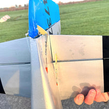 Laden Sie das Bild in den Galerie-Viewer, P-51D Mustang Balsabausatz Best.-Nr. 6275 – Detaillierter Modellbausatz der legendären P-51D Mustang im Maßstab für Modellflug-Enthusiasten. Mit einer beeindruckenden Spannweite von 1650 mm bietet dieser Bausatz ein authentisches Flugerlebnis und präzise Nachbildungen des Original-Flugzeugs. Ideal für erfahrene Modellbauer, die eine Herausforderung suchen. Hochwertiger Balsabausatz, der Stabilität und Flugspaß vereint. Perfekt für RC-Flugzeugliebhaber und Sammler. Tolle Flugperformance und einfache Anpassun