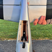 Laden Sie das Bild in den Galerie-Viewer, P-51D Mustang Balsabausatz Best.-Nr. 6275 – Detaillierter Modellbausatz der legendären P-51D Mustang im Maßstab für Modellflug-Enthusiasten. Mit einer beeindruckenden Spannweite von 1650 mm bietet dieser Bausatz ein authentisches Flugerlebnis und präzise Nachbildungen des Original-Flugzeugs. Ideal für erfahrene Modellbauer, die eine Herausforderung suchen. Hochwertiger Balsabausatz, der Stabilität und Flugspaß vereint. Perfekt für RC-Flugzeugliebhaber und Sammler. Tolle Flugperformance und einfache Anpassun