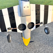 Laden Sie das Bild in den Galerie-Viewer, P-51D Mustang Balsabausatz Best.-Nr. 6275 – Detaillierter Modellbausatz der legendären P-51D Mustang im Maßstab für Modellflug-Enthusiasten. Mit einer beeindruckenden Spannweite von 1650 mm bietet dieser Bausatz ein authentisches Flugerlebnis und präzise Nachbildungen des Original-Flugzeugs. Ideal für erfahrene Modellbauer, die eine Herausforderung suchen. Hochwertiger Balsabausatz, der Stabilität und Flugspaß vereint. Perfekt für RC-Flugzeugliebhaber und Sammler. Tolle Flugperformance und einfache Anpassun